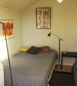 Un dormitorio con una cama y una lámpara. en Holiday home in Molnbo near Gnesta, en Mölnbo