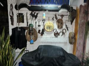 Eine Wand mit einem Haufen Sachen drauf. in der Unterkunft Mendoza’s GUESTHOUSE in Santa Ana