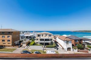 シドニーにあるStunning Maroubra Beachview Apt with Parkingの家のバルコニーから見える海の景色