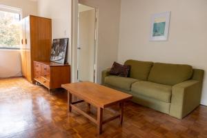 sala de estar con sofá y mesa en Light-Filled Paddington Studio with Parking en Sídney