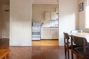 Kuchyňa alebo kuchynka v ubytovaní Light-Filled Paddington Studio with Parking