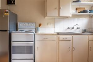 Kjøkken eller kjøkkenkrok på Light-Filled Paddington Studio with Parking