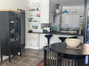 Kuchyň nebo kuchyňský kout v ubytování One Dolphin + 29 fotografií