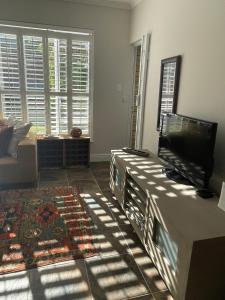 TV a/nebo společenská místnost v ubytování One Dolphin