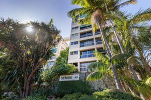 un edificio con palme di fronte ad esso di The Gem-Executive Potts Point Harbourview Stunner a Sydney
