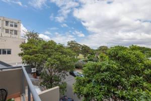 widok na park z balkonu budynku w obiekcie Treetops Camperdown Inner City Bliss w Parking w mieście Sydney