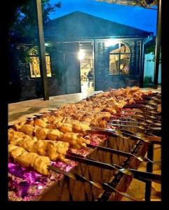 une longue ligne de nourriture sous forme de buffet dans l'établissement Hotel Oasis Villa, à Tsqaltubo