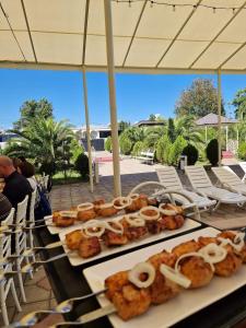 Tsqaltubo的住宿－Hotel Oasis Villa，度假村的餐桌上的自助餐