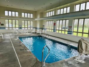 una gran piscina con sillas en un edificio en Quality Inn & Suites Rockport - Owensboro North en Rockport