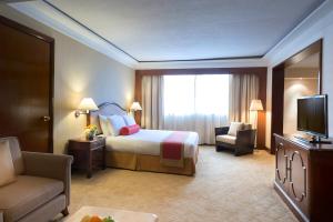 Кровать или кровати в номере Marco Polo Plaza Cebu