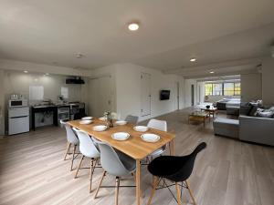 Dapur atau dapur kecil di bHOTEL Kaniwasou 201 2BR Apt, Near Itsukushima Shrine, For 12 Ppl