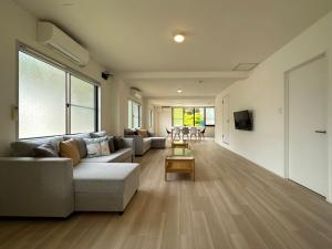 Televisor o centre d'entreteniment de bHOTEL Kaniwasou 201 2BR Apt, Near Itsukushima Shrine, For 12 Ppl