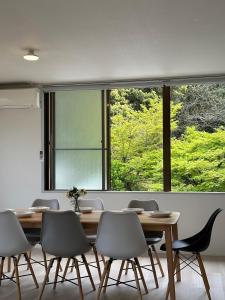 Jardí fora de bHOTEL Kaniwasou 201 2BR Apt, Near Itsukushima Shrine, For 12 Ppl