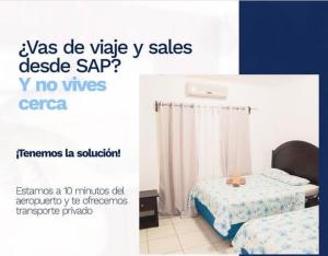 WE Hotel Apartments في La Lima: صورة غرفة نوم بسرير وعلامة تقول المبيعات سهلة