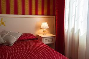 A bed or beds in a room at Hotel Messner