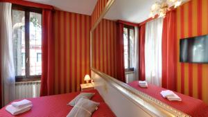 A bed or beds in a room at Hotel Messner