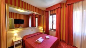 A bed or beds in a room at Hotel Messner