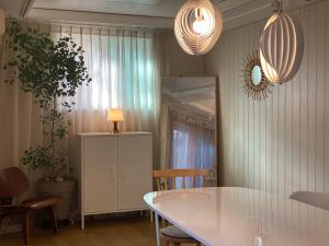 ein Esszimmer mit einem Tisch, einem Spiegel und Lampen in der Unterkunft Seoul Kyeongbokgung Stay in Seoul