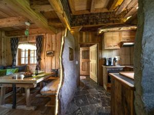 Lush holiday home with sauna في غران: مطبخ في كابينة خشب مع طاولة
