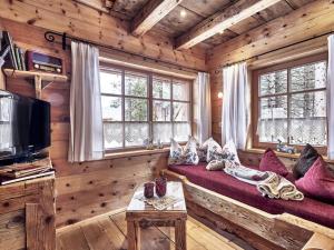 - un salon avec un canapé dans une cabane en rondins dans l'établissement Rustic holiday home with sauna, à Grän