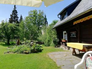 un patio con un banco y una casa en Spacious holiday home with garden, en Bergen