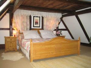 1 dormitorio con cama de madera y dosel en Spacious holiday home with garden, en Bergen