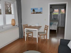 uma sala de jantar com uma mesa e cadeiras num quarto em Snug holiday home with garden em Timmendorfer Strand