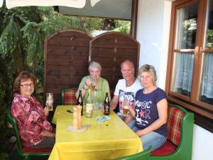 un grupo de personas sentadas en una mesa en Kreuzwiesen Modern retreat en Missen-Wilhams