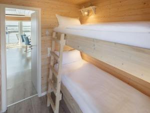 a room with two bunk beds in a cabin at Premium houseboat on the lake in Burgstaaken