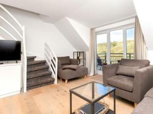 sala de estar con 2 sofás y TV en Nice holiday home with terrace, en Juist