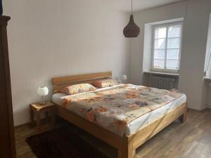 een slaapkamer met een bed, een lamp en een raam bij Wingertsblick Modern retreat in Graach