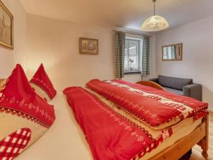 Tempat tidur dalam kamar di Waldhaus Sonnenberg Apartment 1