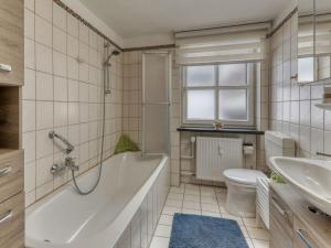 Waldhaus Sonnenberg Apartment 1 tesisinde bir banyo