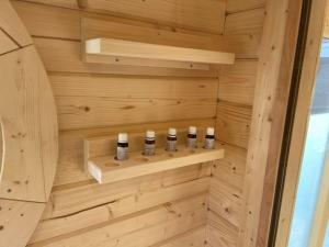 una sauna con cinco botellas de aceites esenciales. en Lovely holiday home with sauna, en Hooksiel
