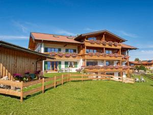 une grande maison avec une clôture devant elle dans l'établissement Oberstdorf dream view - Alpine star, à Oberstdorf