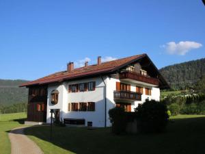 une grande maison blanche avec un toit rouge dans l'établissement Hochgrat view in Steibis, Haus Akelei, à Steibis