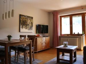 史岱伯斯的住宿－Hochgrat view in Steibis, Haus Akelei，一间带桌子的客厅和一间餐厅
