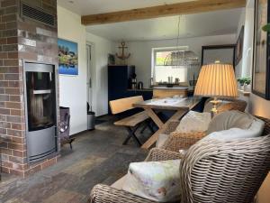 sala de estar con chimenea y mesa en Attractive holiday home by the lake, en Großzecher