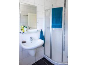 un bagno bianco con lavandino e doccia di Ostfriesland to huus a Hinte Altre 24 foto