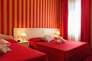 A bed or beds in a room at Hotel Messner