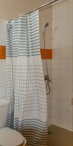 einen Duschvorhang im Bad mit WC in der Unterkunft RESIDENCE MH SERVICES Abidjan in Abidjan