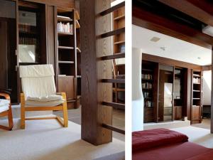 deux photos d'un salon avec une étagère à livres dans l'établissement Hermitage-Dahn Modern retreat, à Dahn