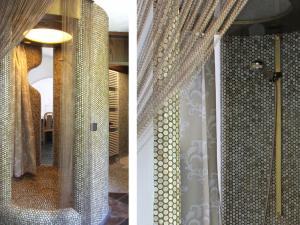 deux photos d'un rideau de douche et d'un miroir dans l'établissement Hermitage-Dahn Modern retreat, à Dahn