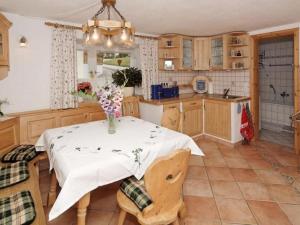 una cocina con una mesa con un jarrón de flores. en Rachelblick Modern retreat en Untermitterdorf