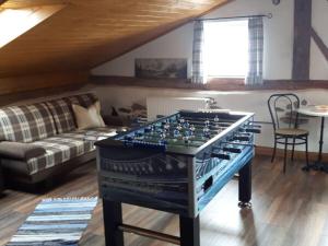una sala de estar con una mesa de ajedrez en Uitzicht op Rachel, en Untermitterdorf