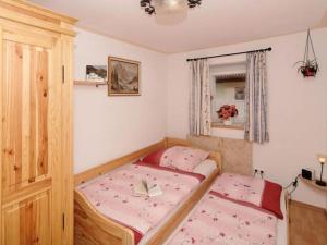 Un dormitorio con una cama con un libro. en Rachelblick Modern retreat en Untermitterdorf