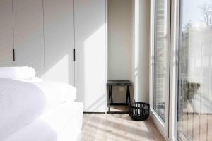 a bedroom with a bed and a glass window at Bootsmann Escapes in Böhl