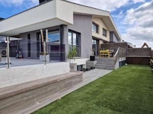 Κήπος έξω από το BEACH HOUSE with swimming pool