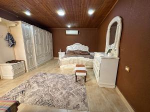 1 dormitorio con cama, espejo y alfombra en شاليه البحر الميت الرامة-Deadsea, en Al Rama