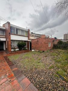 una vecchia casa di mattoni con un muro di mattoni di Hostel Bogotá Niza Tu sitio a Bogotá